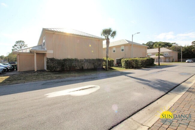 Building Photo - Nice 3 Bedroom Townhouse in The Palm Reserve