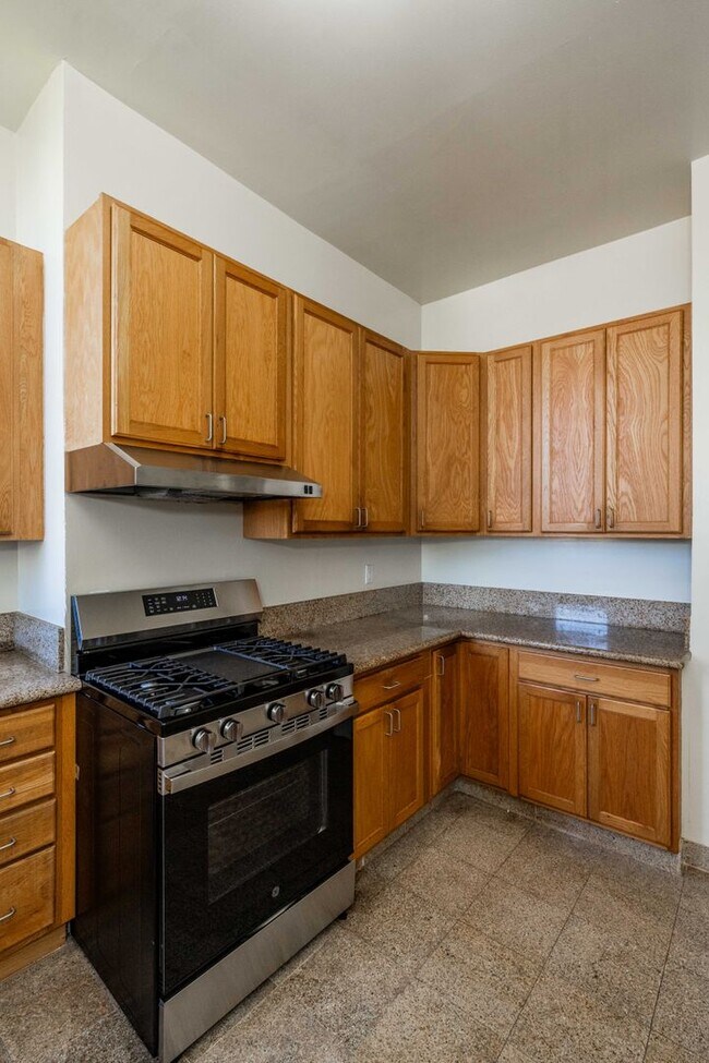 Building Photo - LARGE Full Floor 4BR/2BA. In-Unit Laundry, New Stainless Appliances!