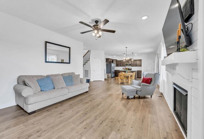 Building Photo - Pet Friendly Three Bedroom!