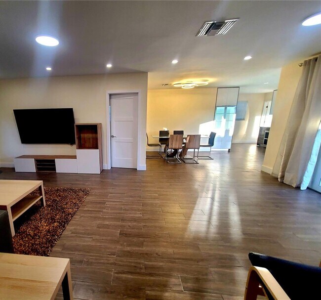 Building Photo - 1320 Arthur St