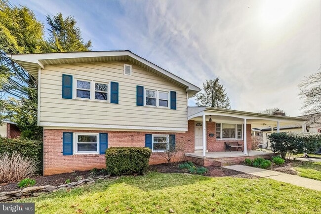 Building Photo - 1208 Pinewood Dr