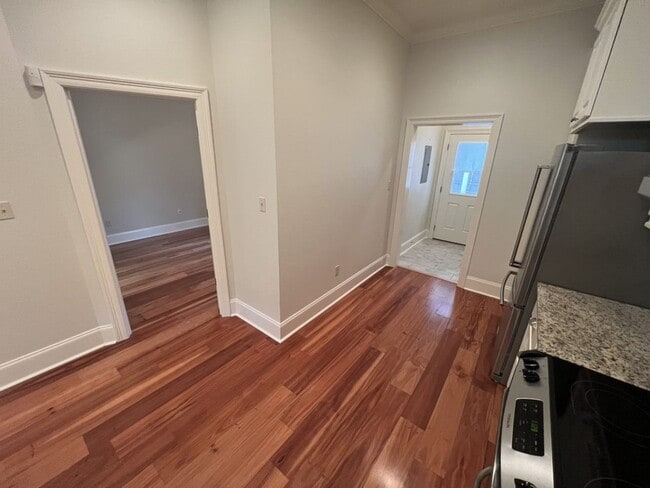 Building Photo - Trendy, 2 bedroom, 2 bathroom townhouse lo...