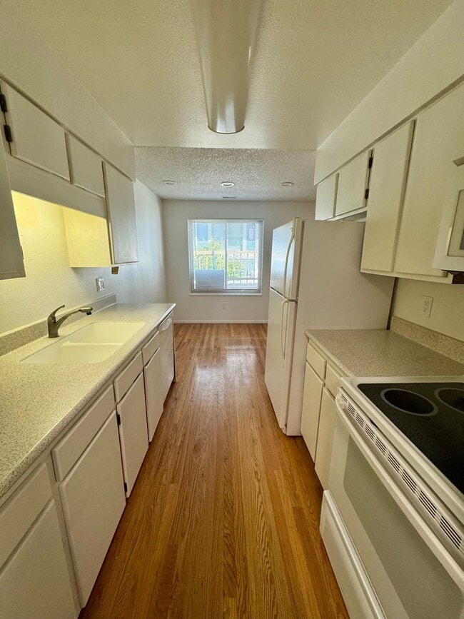 Building Photo - Updated 2 Bedroom with AC