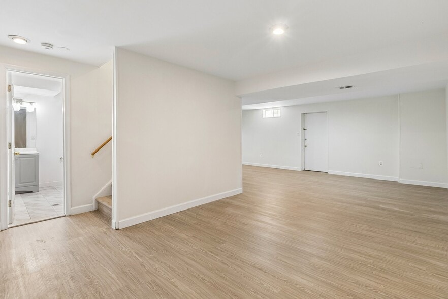 Building Photo - 820 Chatsworth Dr