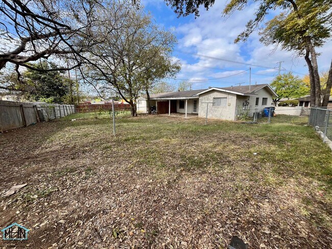 Building Photo - Bright and Airy Duplex in Harmony Hills, just blocks away from West Ave, Blanco Rd and NW Military!