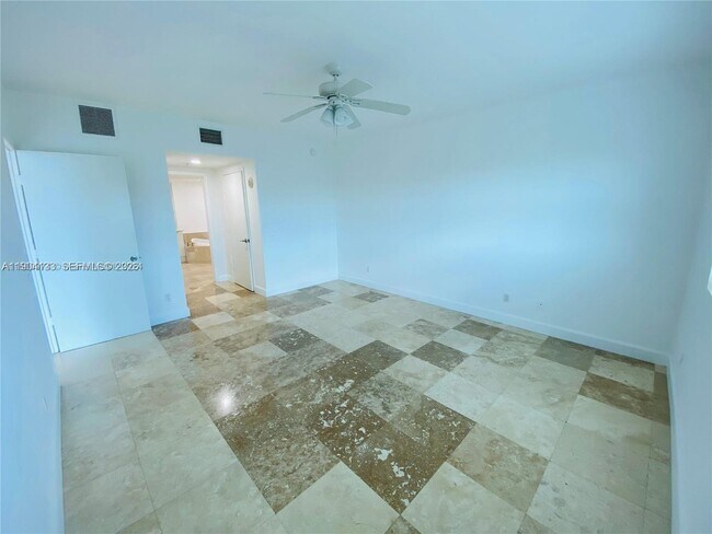 Building Photo - 14951 Royal Oaks Ln