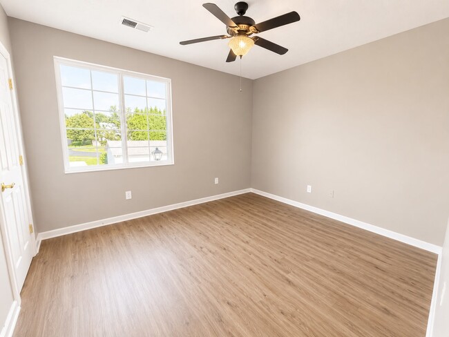 Building Photo - 2704 Bradford Commons Dr