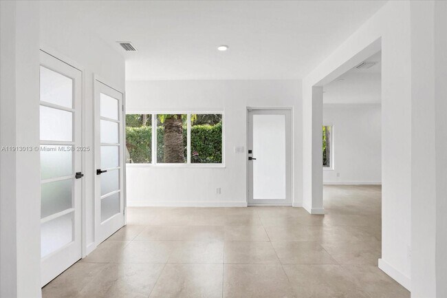 Building Photo - 863 NE 90th St