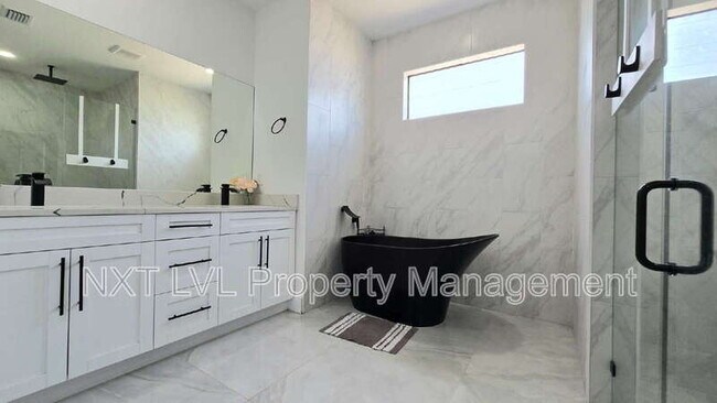 Building Photo - 220 NE 8th Pl