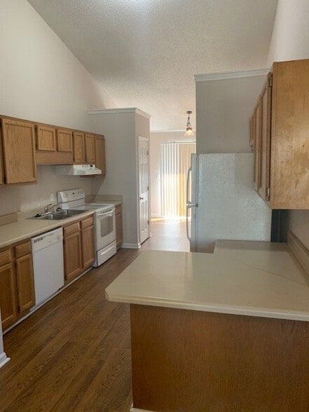 Building Photo - 2002 River Dr