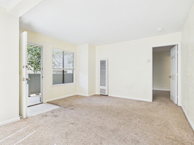 Building Photo - AVAILABLE 3/25 - 1 bed 1 bath condo in Monterey
