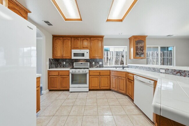 Building Photo - Executive Rental in Gold Hills