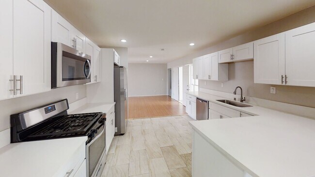 Building Photo - 4BD/2BA, Upgraded Kitchen! Sunroom!