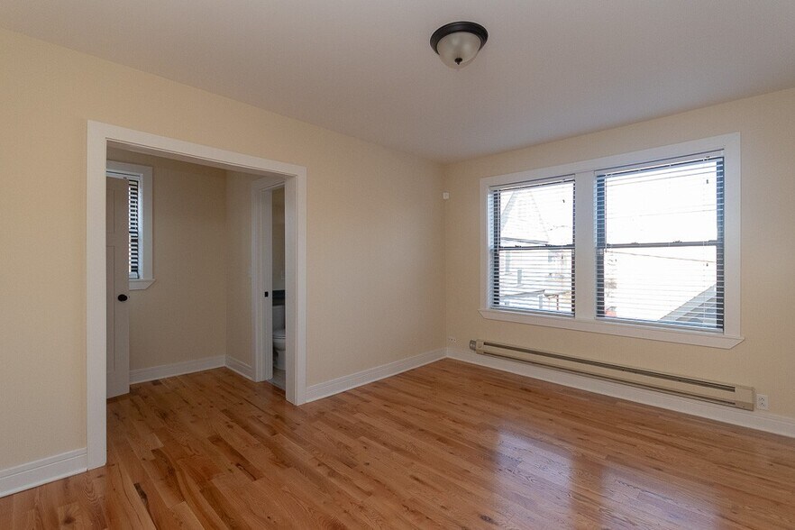 Building Photo - 4349 N Damen Ave