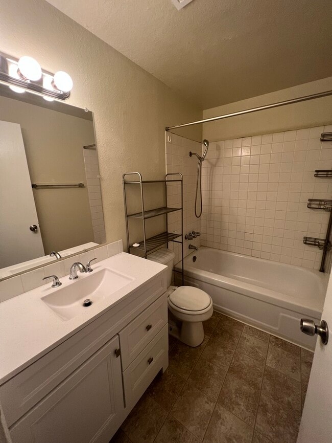 Building Photo - South Boise Duplex With Garage!