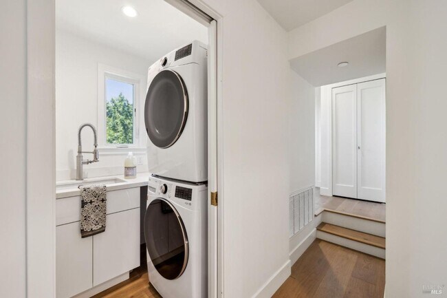 Building Photo - Newly Renovated Ross Four Bedroom & Three Bathroom Home on 1/2 acre with AC and Views