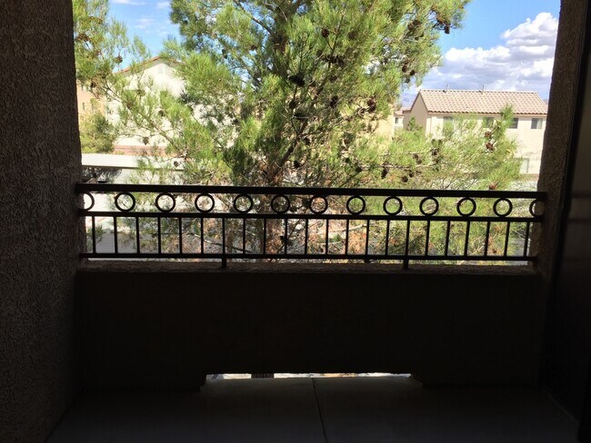 Building Photo - COZY GATED CONDO NEAR THE 95!