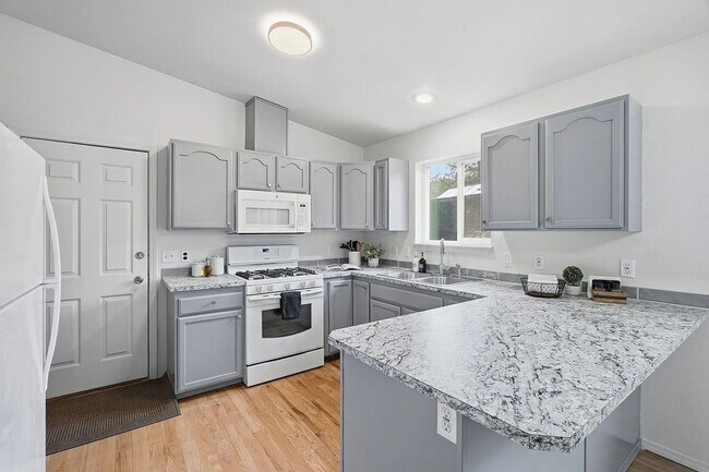 Building Photo - Spacious 4-Bed / 3-Bath South Hill Home — Views, Central A/C, Attached Garage