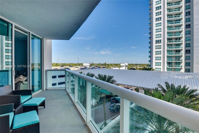 Building Photo - 231 Riverside Dr