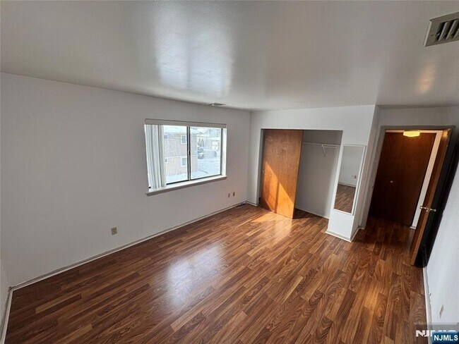 Building Photo - 19 Plauderville Ave