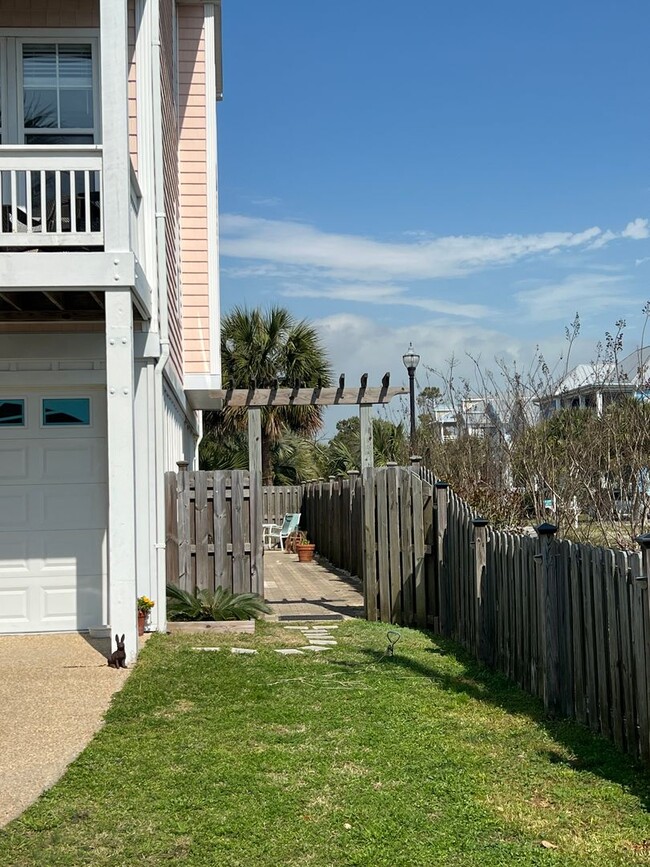 Building Photo - Carolina Beach - One Bedroom Studio/Room -...