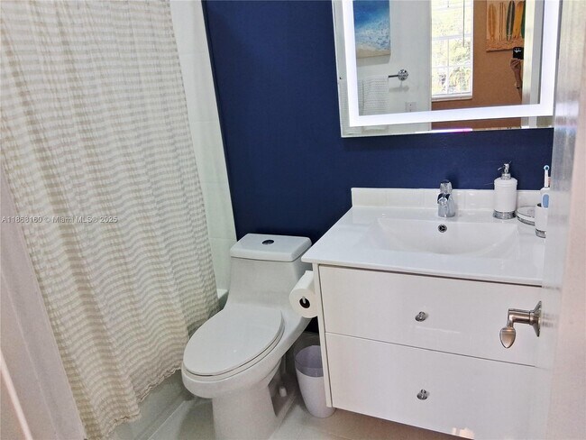 Building Photo - 7827 Sanibel Dr