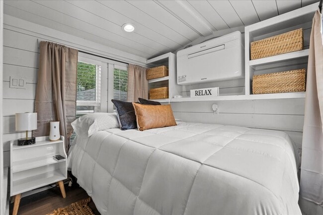 Building Photo - 4734 Oleander St