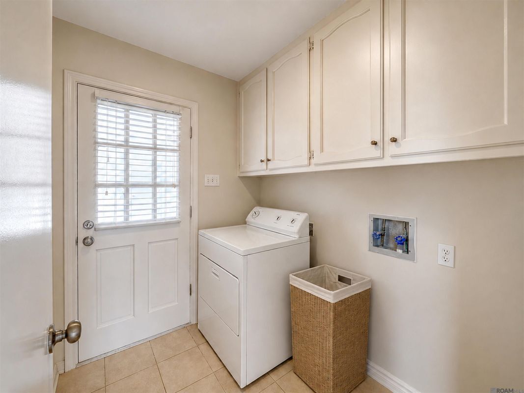 Building Photo - 4941 Pine Hill Dr