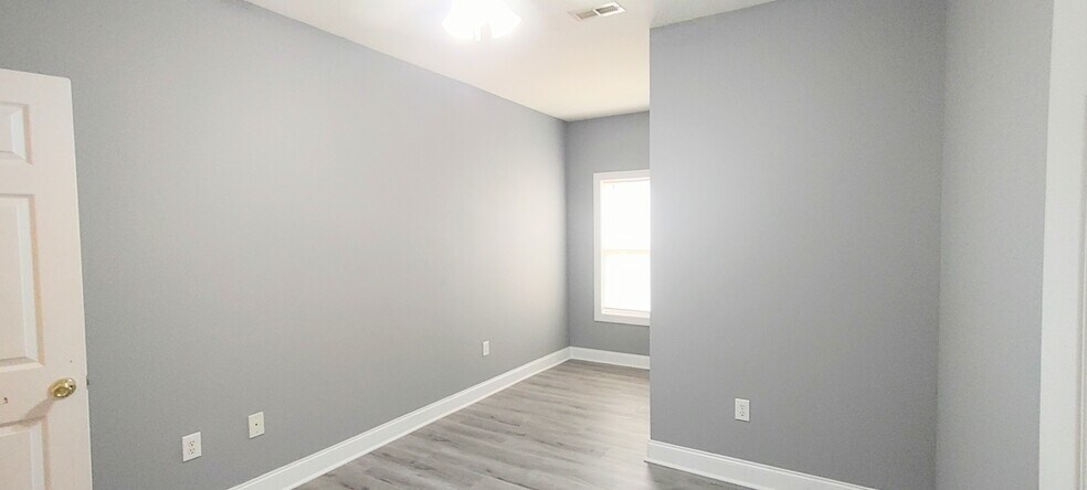 Bedroom 2 - view 1 - 2041 Silvercrest Drive