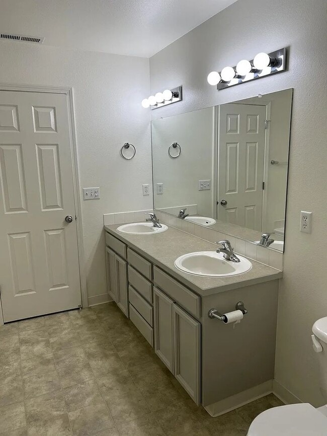 Building Photo - Enormous Tri-Level Townhome 2/2 w/Bonus Room Available Feb. 6th