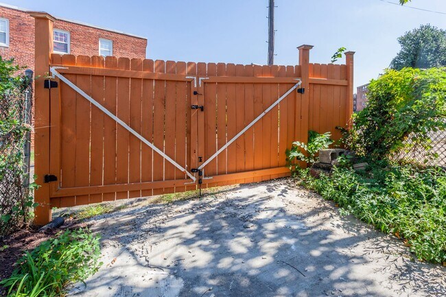 Building Photo - Trinidad Rowhome | 2 Bed | 1 Bath | 800 Sf | Large Fenced-In Front Porch & Fenced-in Backyard | 2...