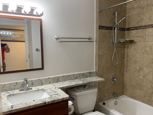 Building Photo - 1212 N La Salle Dr