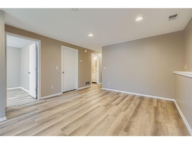 Building Photo - 5525 Lindsay St