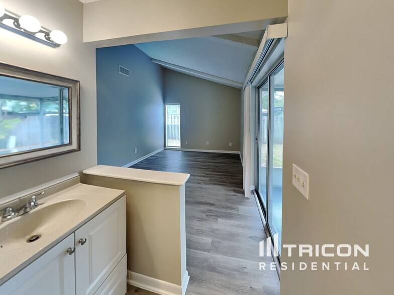 Building Photo - 405 Silver Hill Dr