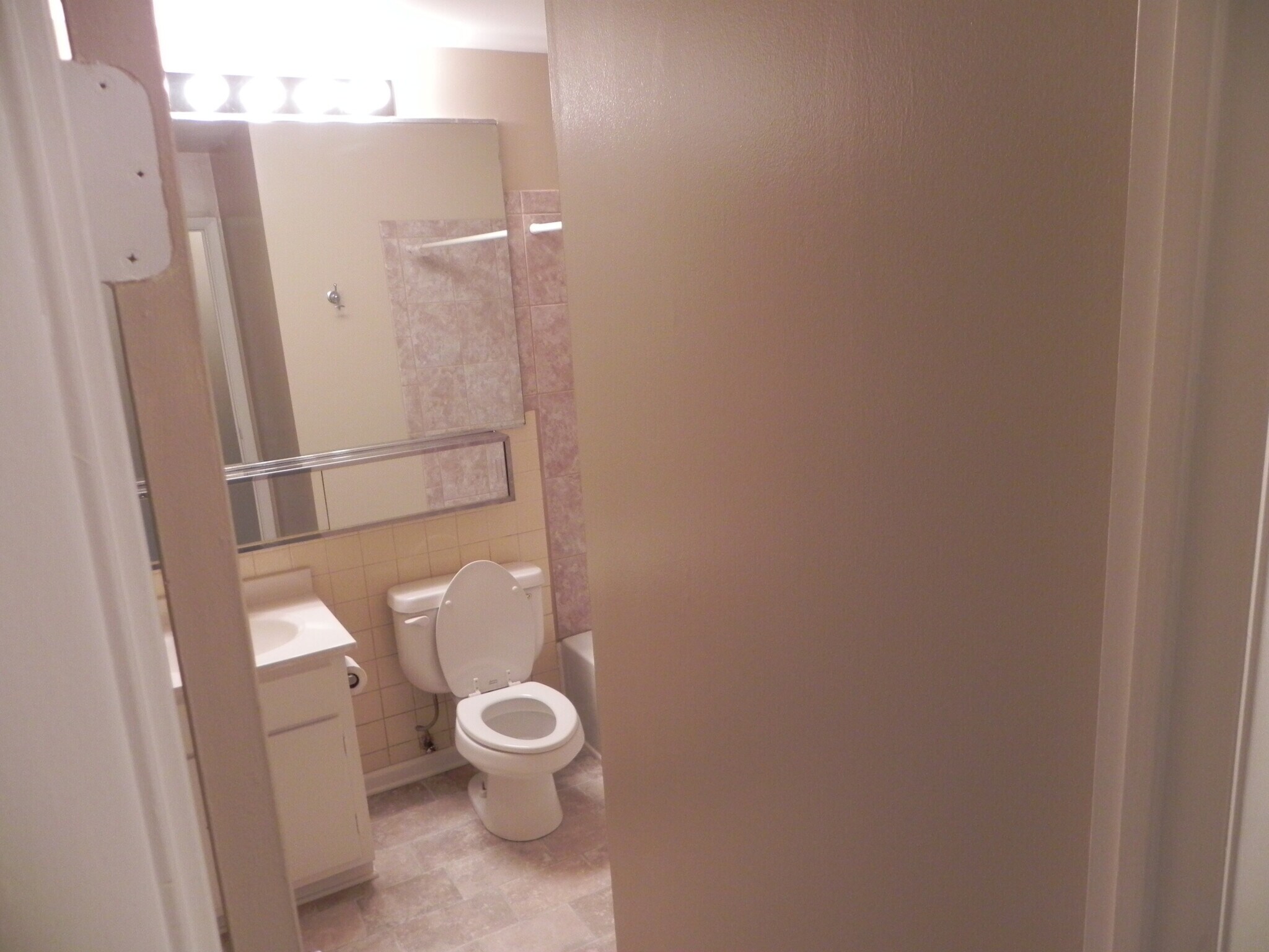 Building Photo - 125 Twin Oaks Dr