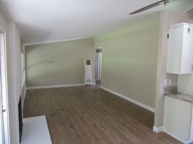 Building Photo - 2401 Bartel St