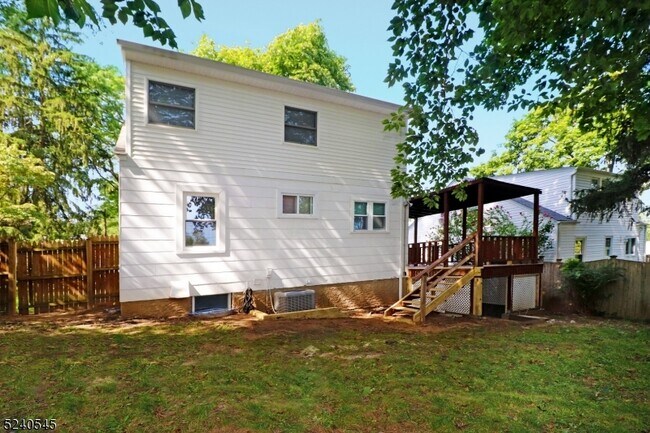 Building Photo - 10 Cedar Ln