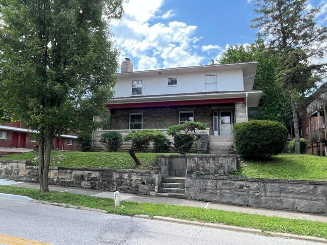 Building Photo - 5 BD/2BA Home next to Kirkwood with fenced backyard!