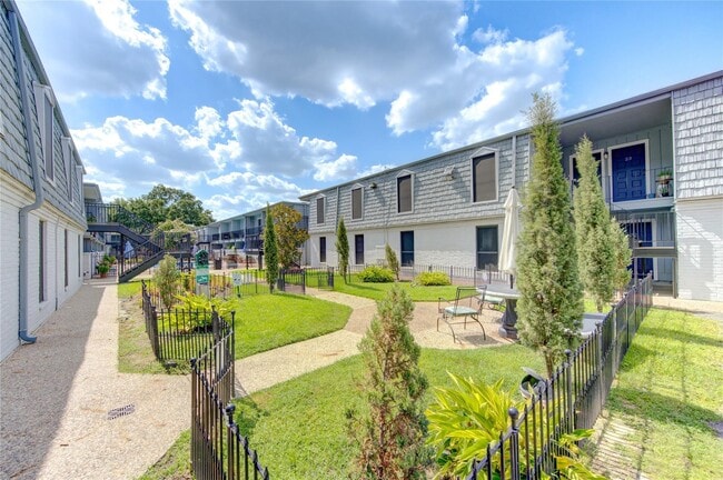 Building Photo - 1901 S Voss Rd