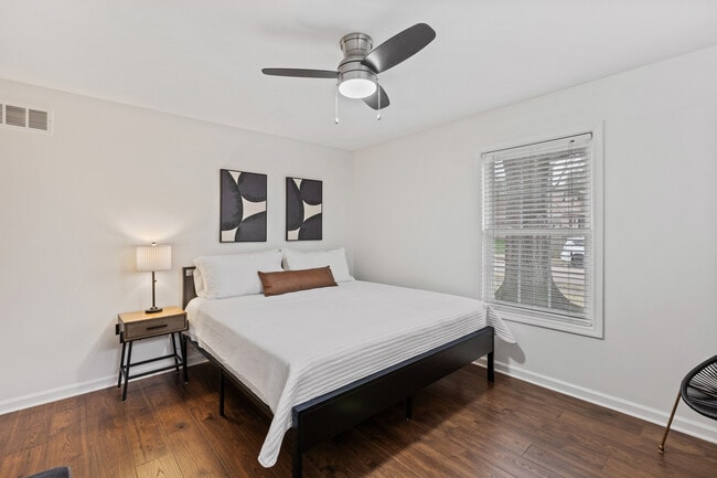 Building Photo - 6864 Aspenhill Dr