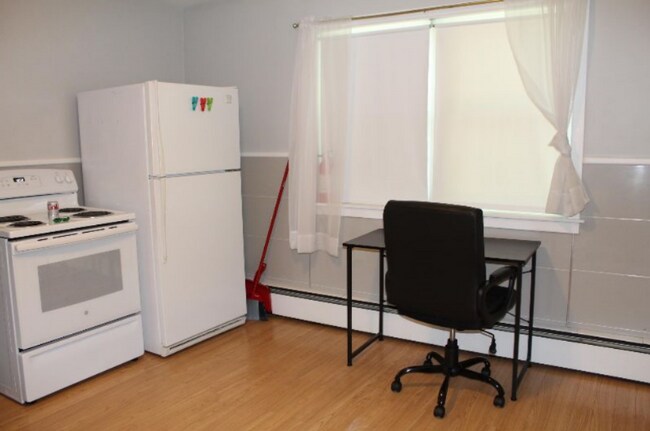 Building Photo - 12 Brooks Ave