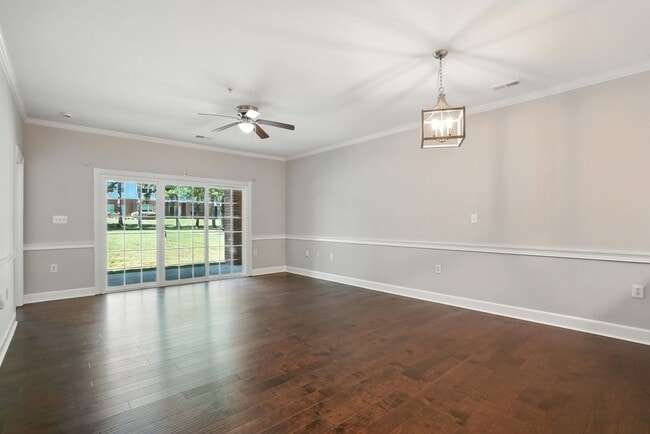Building Photo - Move-in Ready: 2 Bedroom Condo!