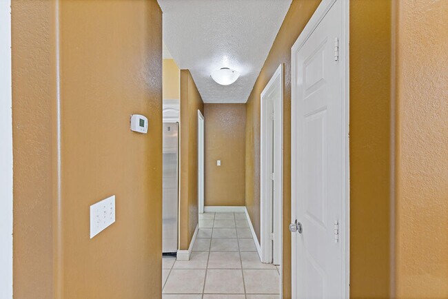 Building Photo - 208 Palm Cir