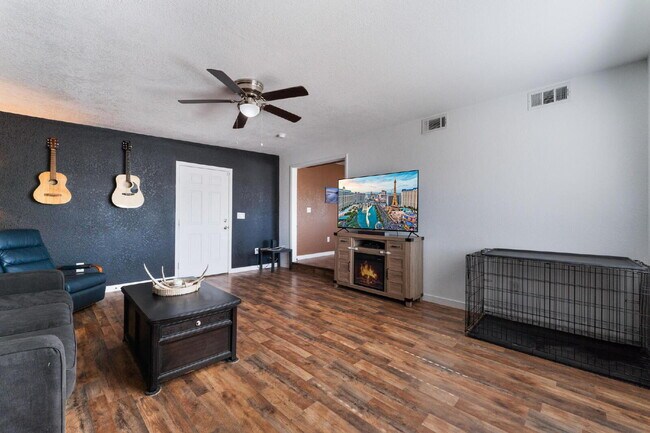 Building Photo - 2 Bedroom 1 bath Single Story Home on Large Lot with Solar and Water Purification