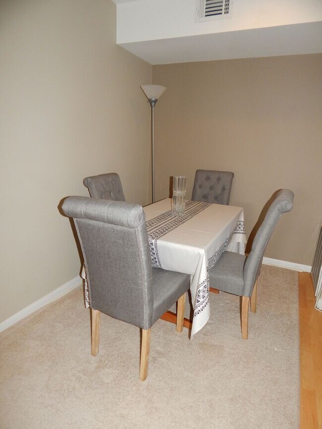 Building Photo - Great Location 1.5 miles from King St Metro