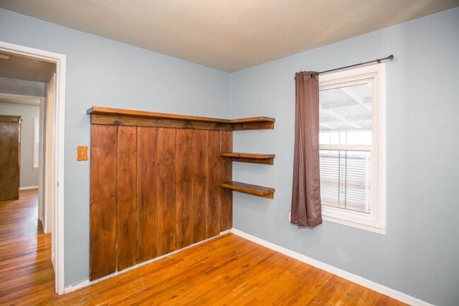 Building Photo - Centrally located single family home 2 bed...