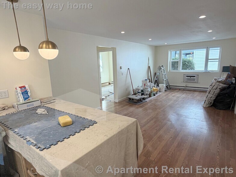 Building Photo - 104 Trowbridge St