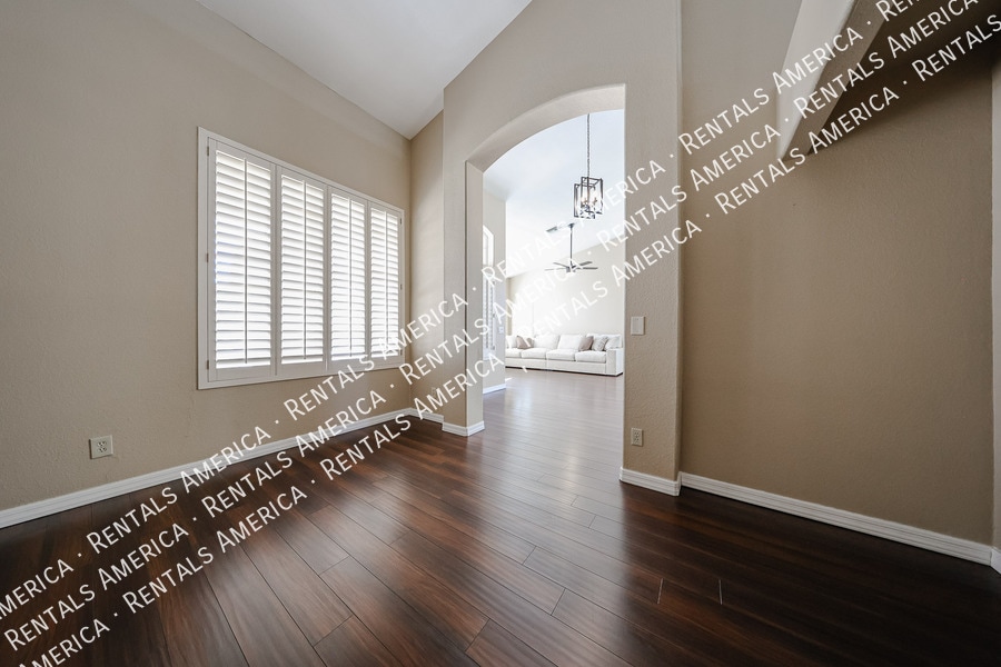 Building Photo - 6126 E Juniper Ave