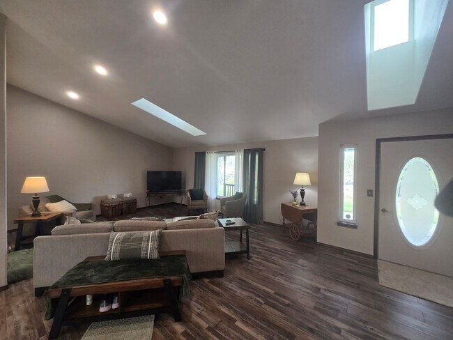 Building Photo - 6762 NW Larch Dr