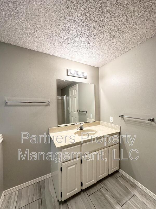 Building Photo - 2201 W Deane St